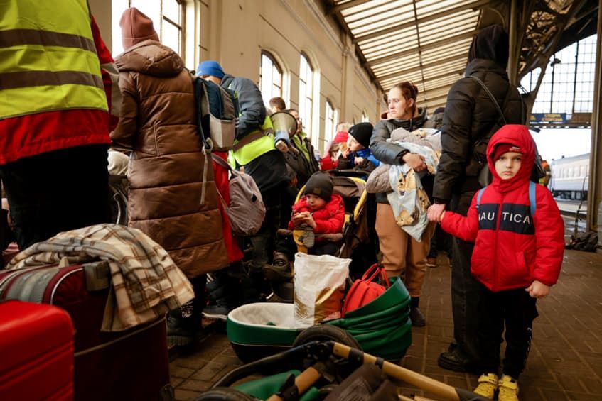 Betreuung von Geflüchteten nach der Ankunft am Bahnhof in Lwiw in der Ukraine.