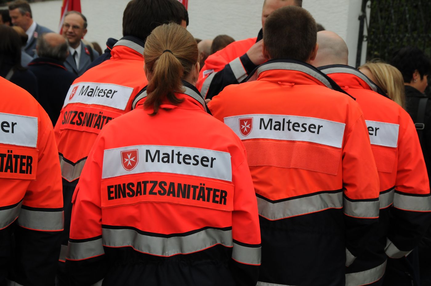 Malteser Einsatzsanitäter von hinten aufgenommen. 