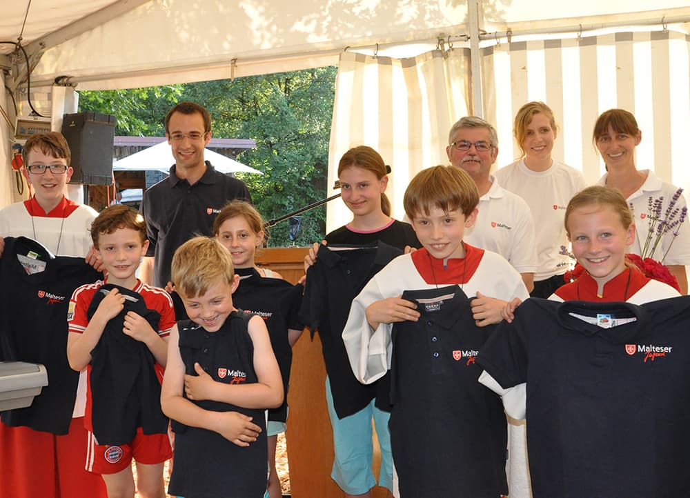 Gruppenfoto: Kinder der Malteser Jugend mit Malteser Shirts