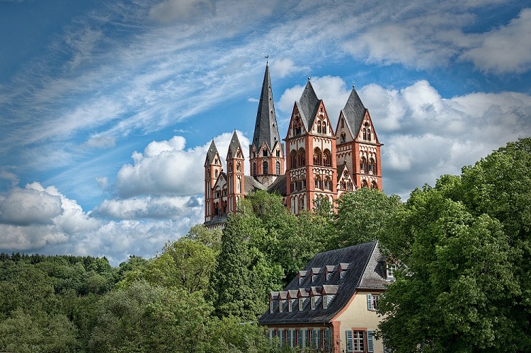 Panoramabild Limburger Dom im Frühling