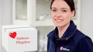 Mitarbeiterin der Malteser mit der Malteser Pflegebox in der Hand.