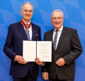 Dr. Erich Prinz von Lobkowicz (li.) erhält das Große Verdienstkreuz - überreicht vom bayerischen Innenminister Joachim Herrmann. Foto: Bay. Innenministerium