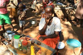 Südsudan: Vertrieben und dennoch willensstark. Eine Frau verkauft ihr Gemüse, das sie in der Stadt angebaut hat. 