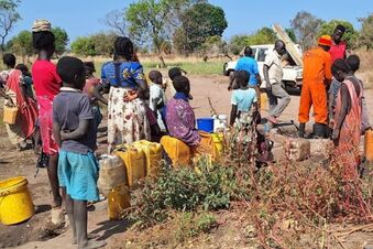 Ein Brunnen zur Trinkwasserversorgung wird im Südsudan in Gang gesetzt. Foto: Malteser International