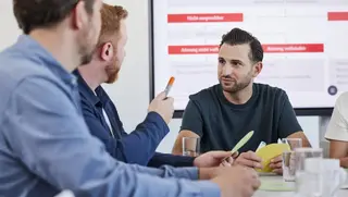 Drei junge Männer bilden sich beim Malteser Erste-Hilfe-Kurs zum betrieblichen Ersthelfer aus.