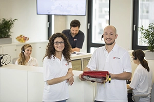 Mann und Frau stehen in Call-Center