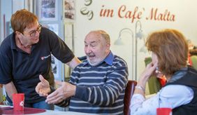 Begleitung im Café Malta in Ellwangen. Foto: Vierfuss