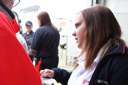 Foto © Malteser: Eine Limburger Helferin, die schon viele Stunden des freiwilligen Einsatzes hinter sich hat, ist Sarah Tölg (rechts im Bild): Im Hauptberuf Ergotherapeutin in Ausbildung, leitet die 23-Jährige ehrenamtlich die Malteser-Sanitätsdienste der Gliederung Limburg-Weilburg und ist zudem stellvertretende Zugführerin. Sarah Tölg hat sich gleich zu Beginn als ehrenamtliche Führungskraft in der Einsatzzentrale für die Stabsarbeit gemeldet.