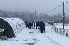 Die Lage der rund 900 Menschen im abgebrannten bosnischen Flüchtlingscamp Lipa und in der unmittelbaren Umgebung ist noch immer verheerend. Die Malteser unterstützen die Nothilfe des Bosnischen Roten Kreuzes mit 54.000 Euro.