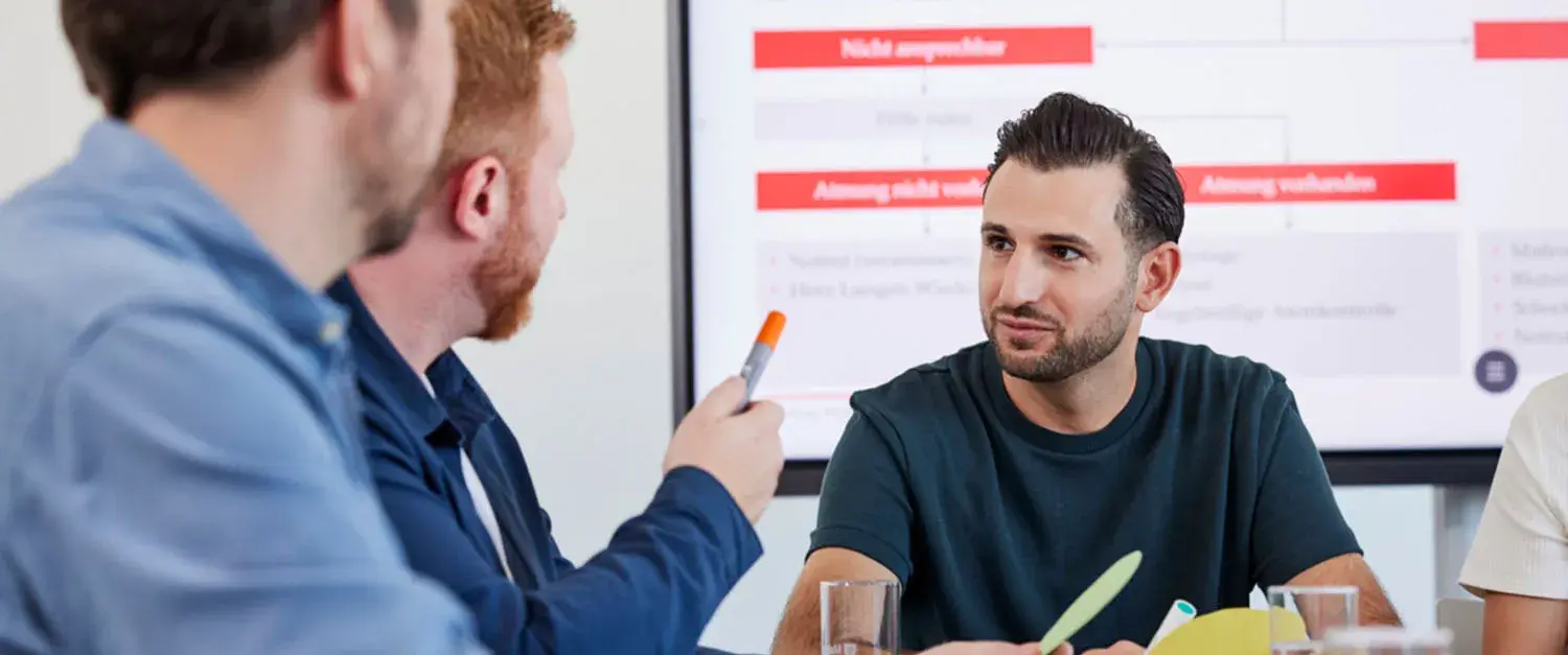 Drei junge Männer bilden sich beim Malteser Erste-Hilfe-Kurs zum betrieblichen Ersthelfer aus.