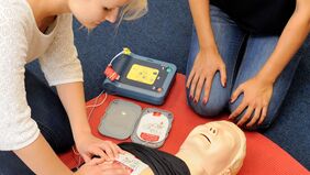 Malteser Erste Hilfe Kurs - Defibrillator (Foto: Martin Klindtworth/Malteser)