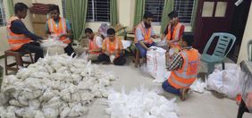 Hilfe wird vorbereitet: Mitarbeitende packen Pakete für die Betroffenen des Zyklons "Mocha". Foto: Phals/Malteser