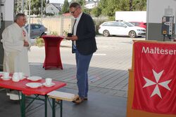 Foto: Malteser/Silvia Bergmann - Heinz-Georg Muth (links), langjähriger ehrenamtlicher Helfer beim Malteser Hilfsdienst e.V., erhält Medaille und Urkunde aus der Hand von Gregor Goetz-Knoell, Diözesangeschäftsführer Malteser Hilfsdienst e.V.