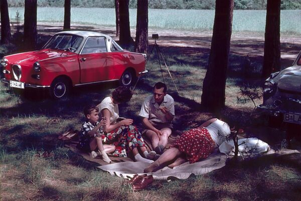 Ein altes Bild einer Familie, die ein Picknick macht