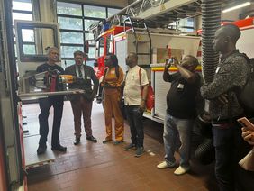 Expertinnen und Experten aus dem Rettungswesen aus Kenia und Uganda besuchen Feuerwehr Leitstelle in Köln. Foto: Malteser International