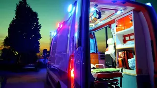 Krankenwagen bei Dämmerung