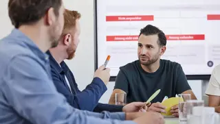 Drei junge Männer bilden sich beim Malteser Erste-Hilfe-Kurs zum betrieblichen Ersthelfer aus.