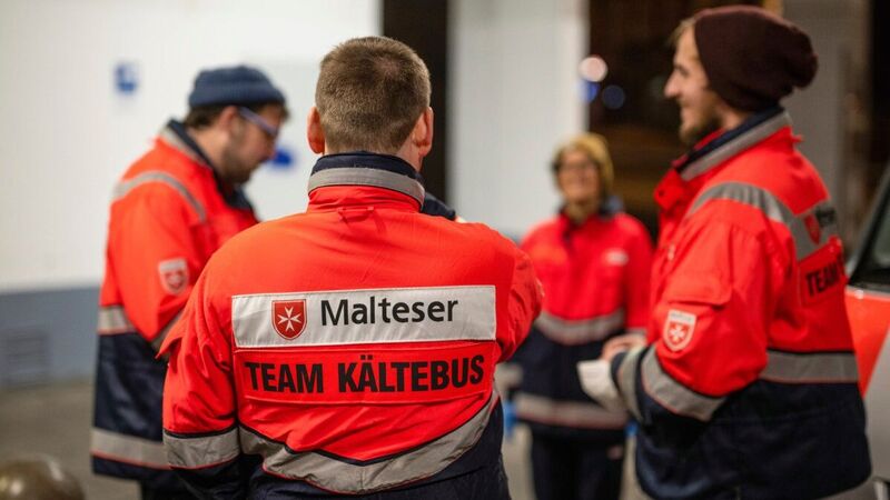 Ein Gruppenbild bei Nacht eines Kältebus-Teams der Malteser.