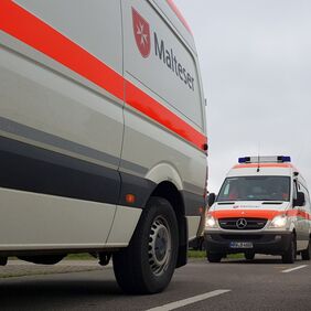 Zwei Notfallkrankenwagen Typ Sprinter passieren den Fotografen.