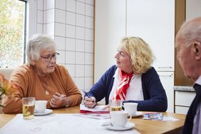 Beratung von Angehörigen bei Demenz. Foto: FUENF6/Lena Kirchner