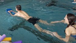 Malteser Rosenheim organisieren Schwimmkurse für Geflüchtete.