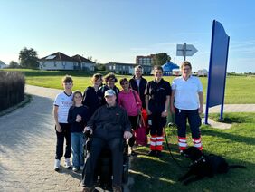 Gruppenfoto der Fahrgäste unseres Herzenswunsch-Krankenwagens