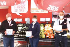 Vor dem REWE-Markt an der Düsseldorfer Straße übergab Marktleiter Maik Faulhaber (rechts) die Spende an Beate- und Wolfgang Schiedel (links).