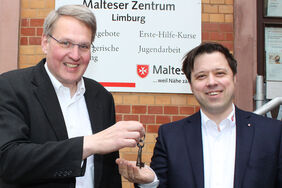 Foto © Malteser: Mit der symbolischen Schlüsselübergabe hat Gregor Goetz-Knoell (links im Bild) die Geschäftsführung des Malteser Hilfsdienst e.V. am 1. Mai 2023 an Michael Raab, seinen bisherigen Stellvertreter, übergeben.