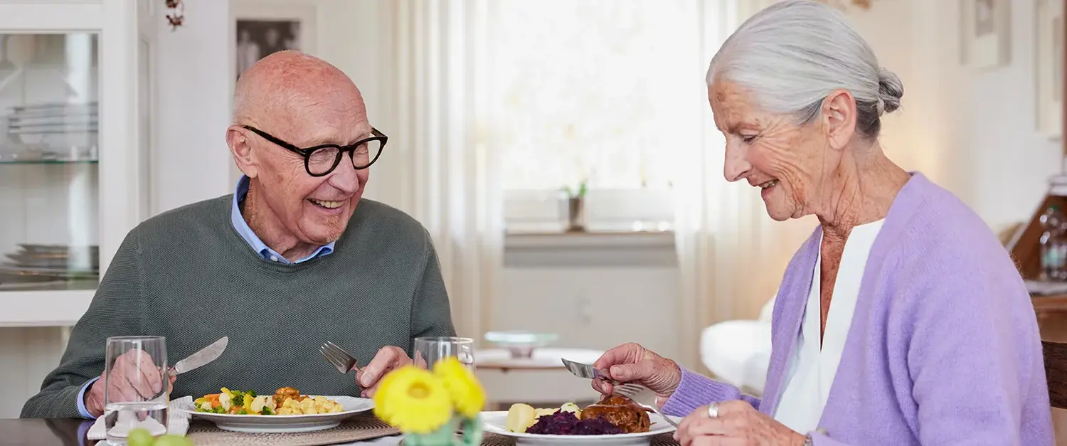 Malteser Menüservice Mitarbeitende liefern schnell und zuverlässig Ihr Mittagessen Zuhause auf den Tisch