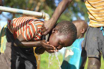 Die Malteser sorgen für sauberes Trinkwasser in Flüchtlingscamps in Uganda
