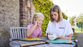 Ein Mädchen und eine junge Frau basteln gemeinsam.