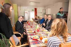 Der Großhospitalier nimmt ein gemeinsames Mittagessen mit von den Maltesern betreuten Jugendlichen ein