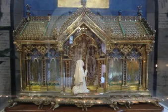 Reliquienschrein von Bernadette, der im Kloster von Nevers steht. Foto: Joachim Schäfer - Ökumenisches Heiligenlexikon 