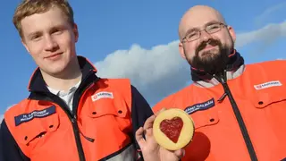 Mitarbeiter des Malteser Herzenswunsch Projekts blicken fröhlich in die Kamera.